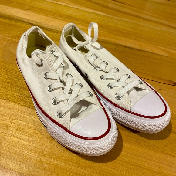 white lace converse sneakers